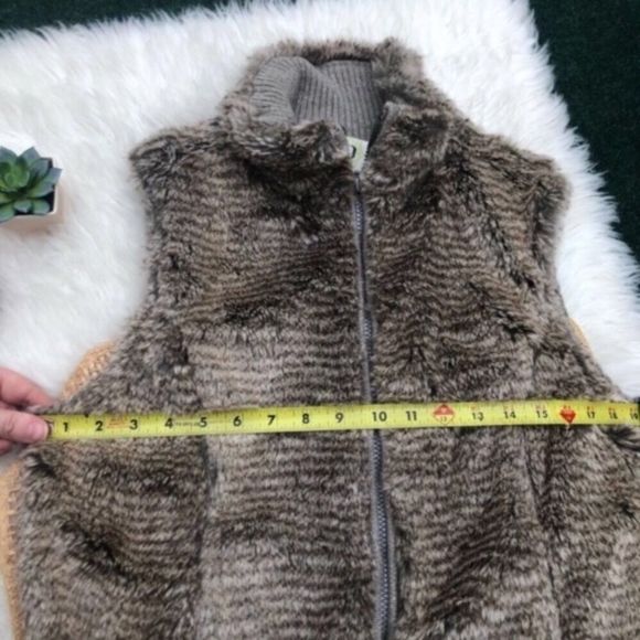 Faux Fur Vest NEW - Picture 5 of 10